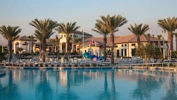 Alberca techada y alberca climatizada