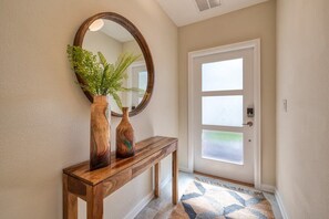 Interior - Chic Modern Condo-Spacious, Mickey Bed, Game Room (Four Corners)