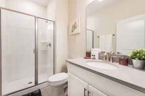 Bathtub, hair dryer, towels, shampoo - Themed 4BR Home-Mickey & Star Wars, Pool, Spacious (Kissimmee)