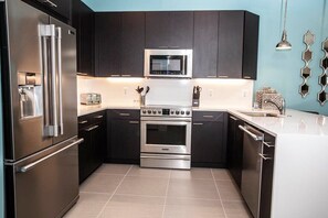 Fridge, microwave, oven, stovetop - Serene Villa with Private Pool (Clermont)