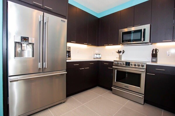 Kühlschrank, Mikrowelle, Ofen, Herdplatte