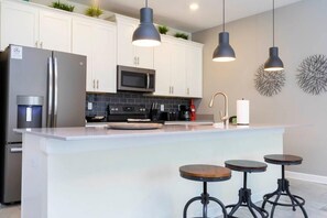 Réfrigérateur, four à micro-ondes, un four, surface de cuisson