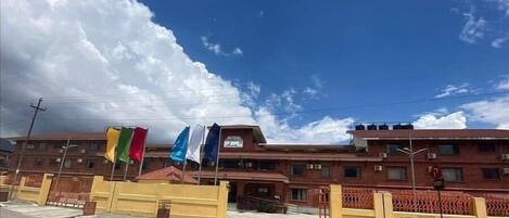 Vista frontal de la propiedad