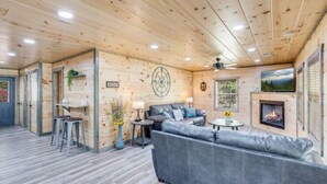 Un intérieur chaleureux en bois, avec un canapé, une petite table et une cheminée.