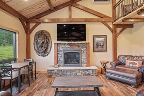 Smart TV, chimenea, libros
