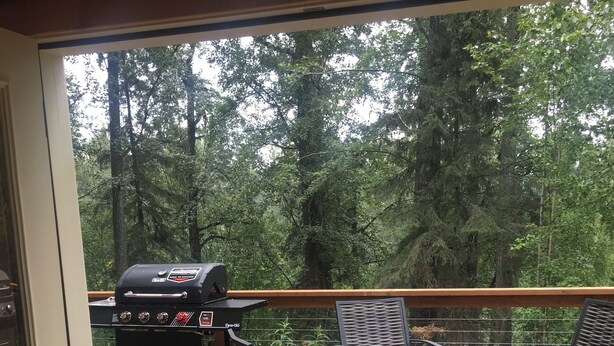 Una terrazza con barbecue, un braciere e mobili da esterno.