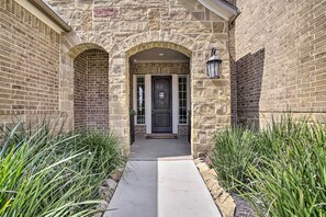 Exterior detail - Family-friendly Brookshire Home w/ Game Room! (Katy)