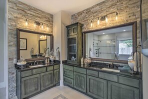 Interior - Family-friendly Brookshire Home w/ Game Room! (Katy)