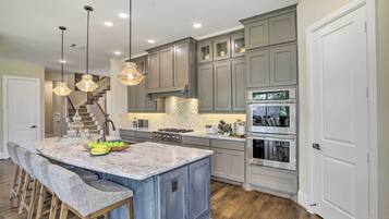 House (4 Bedrooms) | Private kitchen | Microwave, oven, stovetop, dishwasher