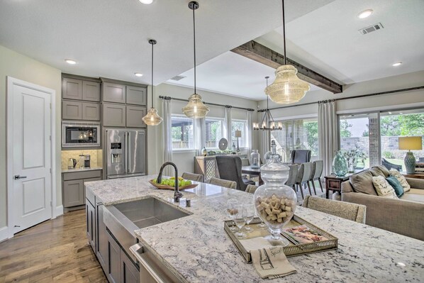 House (4 Bedrooms) | Private kitchen | Microwave, oven, stovetop, dishwasher - Family-friendly Brookshire Home w/ Game Room! (Katy)