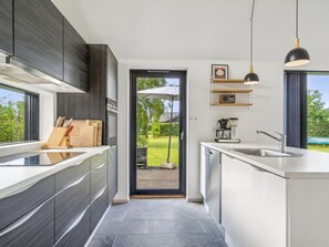 Refrigerador, lavavajillas y utensilios de cocina