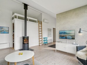 Televisión y chimenea