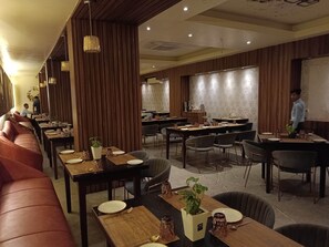 Se ofrece un desayuno bufé (800 INR por persona)