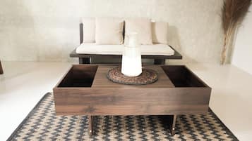 Family Studio, 2 Queen Beds | Living area