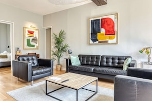 TV, books - Stunning quiet 2 BDR with amazing view on Rouen's Cathedral - Appartement L'Astrolabe ★★★★ (Rouen)