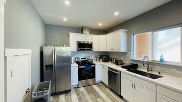 Een koelkast, een microgolfoven, een oven, een kookplaat