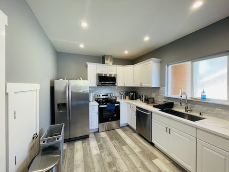 Fridge, microwave, oven, stovetop. Green Lake 1st Line Lake View Home A with Central Air Conditioners