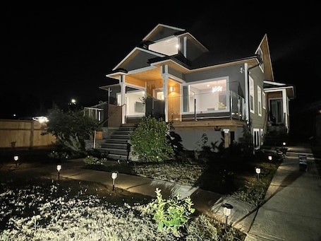 Exterior. Green Lake 1st Line Lake View Home A with Central Air Conditioners