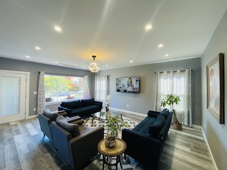 Smart TV. Green Lake 1st Line Lake View Home A with Central Air Conditioners