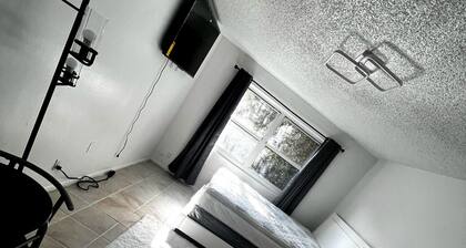 Luxury studio apartment in Hollywood near the Seminole Hard Rock Hotel & Casino.
