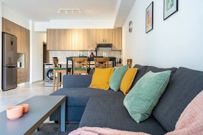 TV - Crystal 2-Bedroom Apartment in Larnaca (Cyprus - Larnaca)