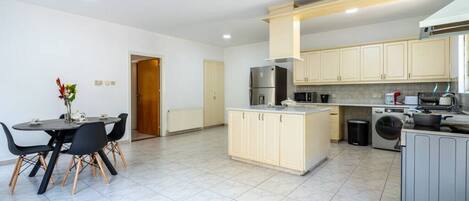 Frigorífic, microones, forn i placa de cuina