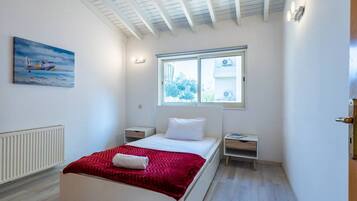 4 bedrooms, iron/ironing board, WiFi, bed sheets