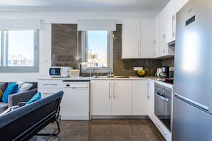 冷蔵庫、電子レンジ、オーブン、コンロ