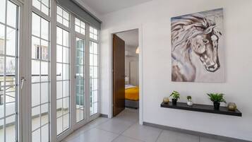 2 habitaciones, escritorio, tabla de planchar con plancha y wifi