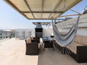 Outdoor dining - ★ Jay`s Penthouse 2-BR Apt W/ Terrace in Larnaca (Cyprus - Larnaca)