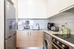 Refrigerador, microondas, horno y parrilla de estufa 