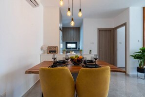 Dining - Flair 1-Bedroom Apartment in Larnaca (Cyprus - Larnaca)