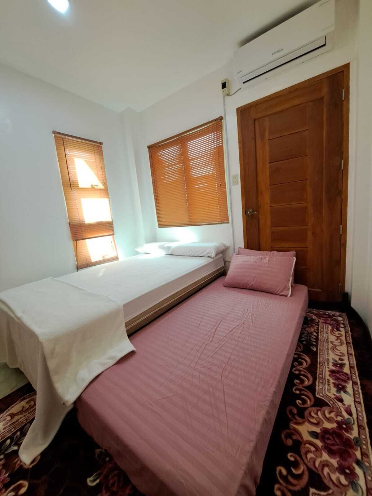 1 habitación, tabla de planchar con plancha, wifi gratis y ropa de cama 