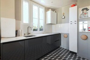 Réfrigérateur, micro-ondes, four, plaque de cuisson