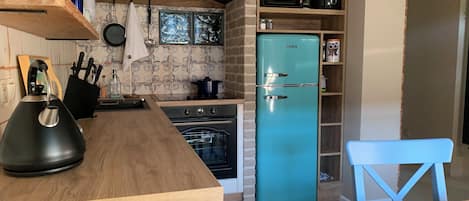 Een koelkast, een magnetron, een oven, een kookplaat