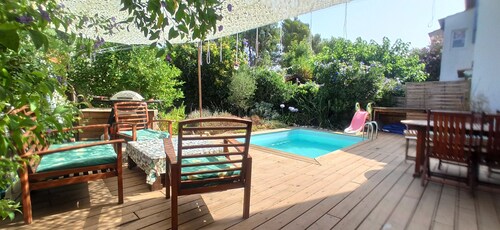 Maison( avec Studio inclus à l'étage) et piscine privative à 6min des plages.