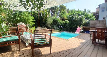 Maison( avec Studio inclus à l'étage) et piscine privative à 6min des plages.