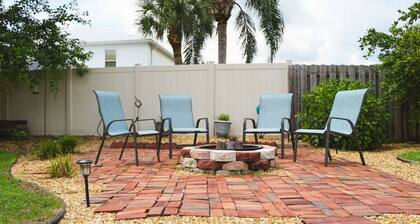 Pelican Palm - Autumn air - poolside flair!