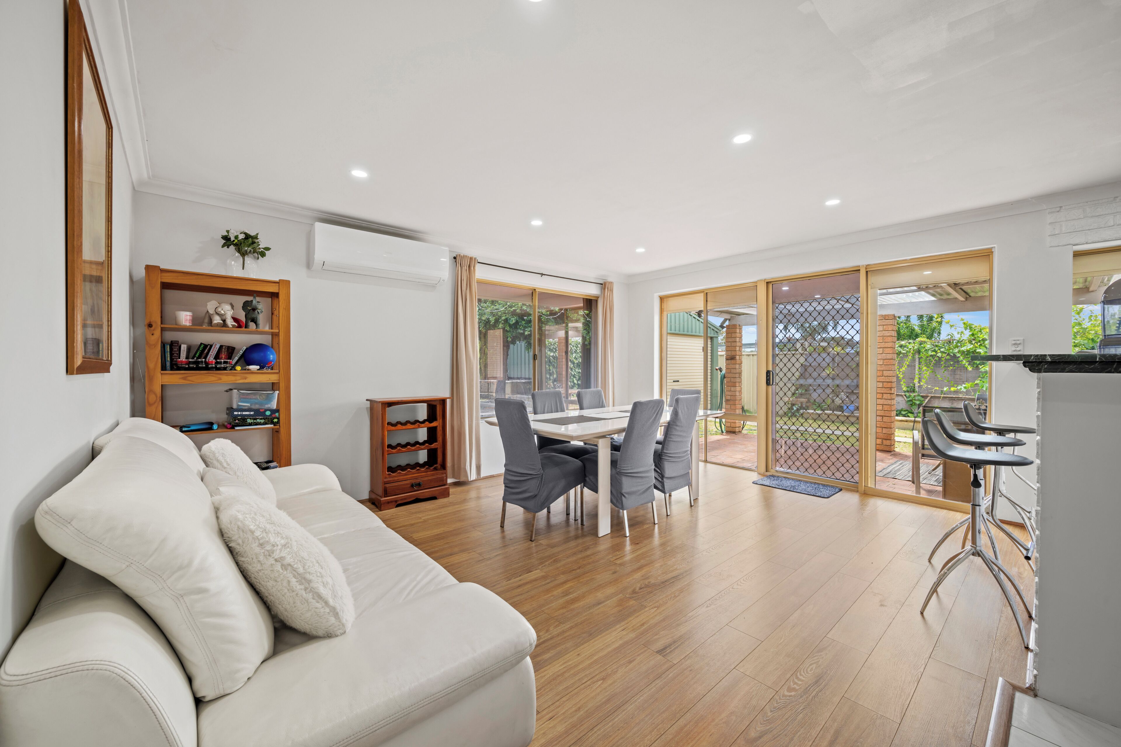 Smart-tv, bordtennisbord, bøger, stereoanlæg