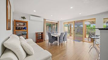 Smart-tv, bordtennisbord, bøger, stereoanlæg