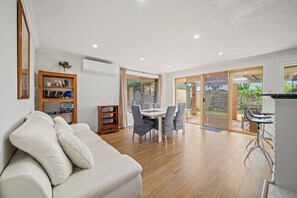 Smart-TV, bordtennis, bøker og stereoanlegg