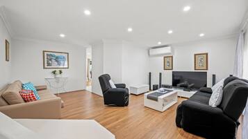 Smart-tv, bordtennisbord, bøger, stereoanlæg