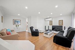 Smart-TV, bordtennis, bøker og stereoanlegg