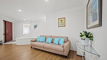 TV connectée, table de tennis de table, livres, chaßne hi-fi