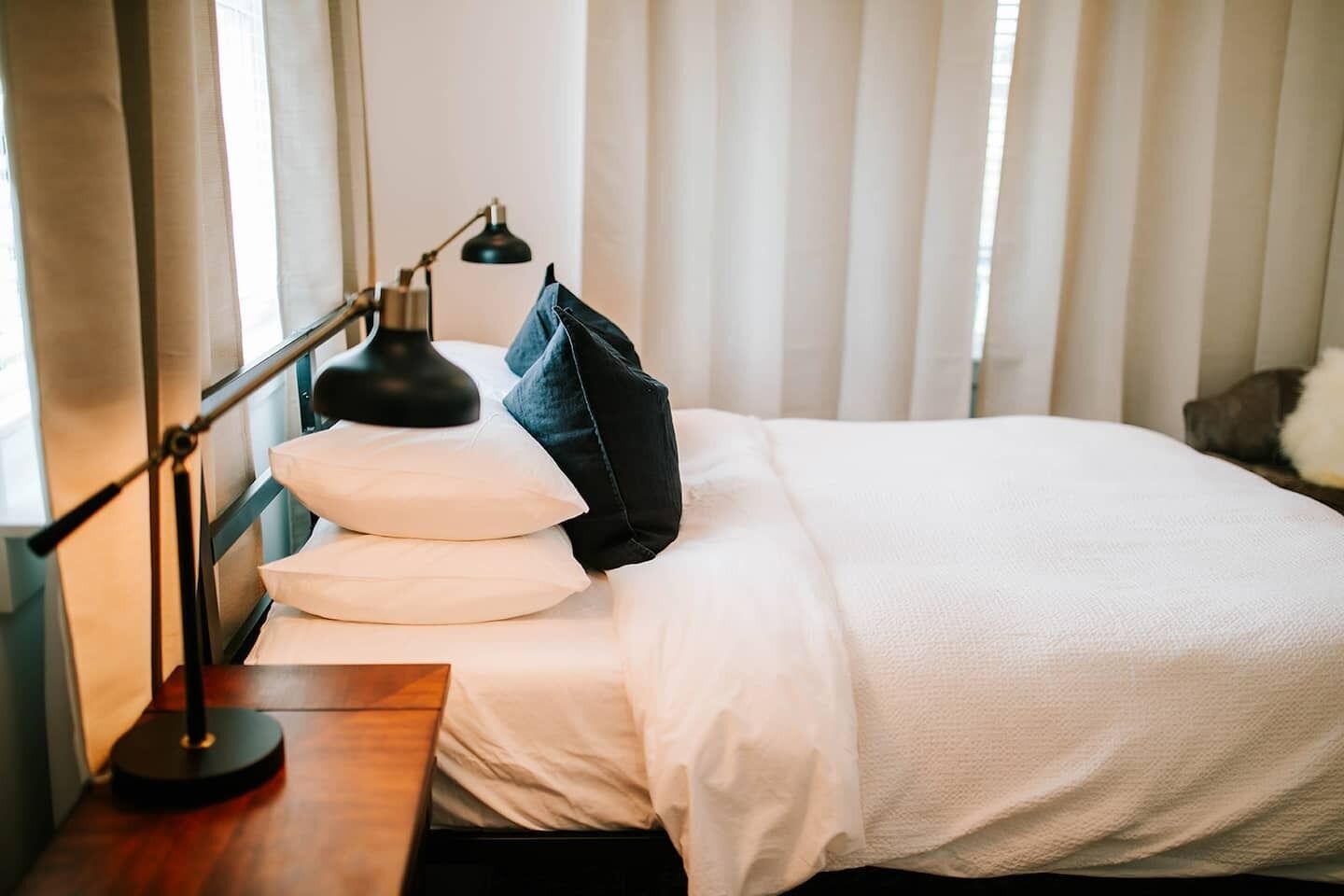 3 bedrooms, desk, iron/ironing board, travel crib