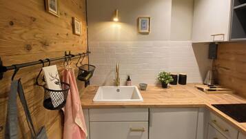 Kühlschrank, Herdplatte, Wasserkocher mit Kaffee-/Teezubehör, Toaster