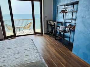 1 bedroom, Egyptian cotton sheets, premium bedding, down comforters
