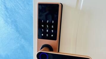 Una serratura elettronica con tastierino numerico sulla porta.