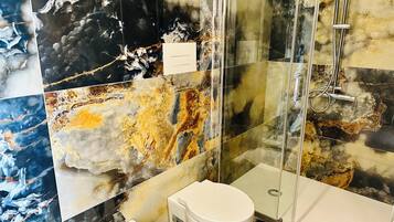 Panoramic Studio | Bathroom | Shower, rainfall showerhead, free toiletries, hair dryer