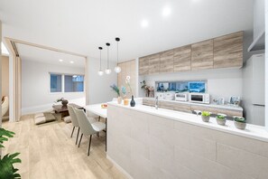 Full-sized fridge, microwave, stovetop, electric kettle - THE PRESTIGE (Asahikawa)